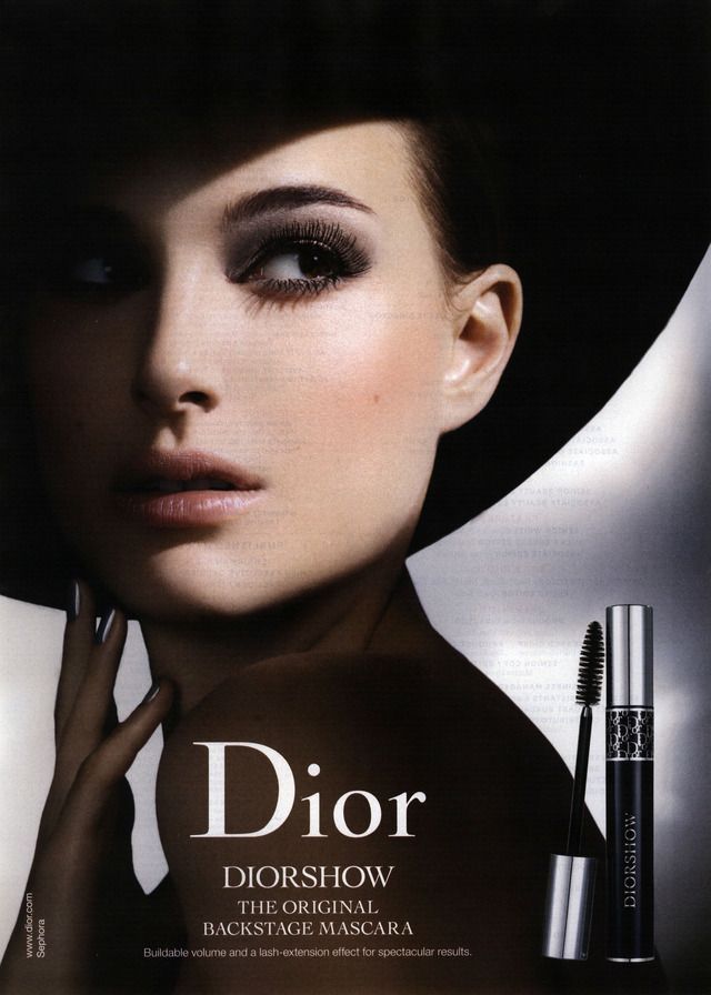 Una mujer promocionando dior